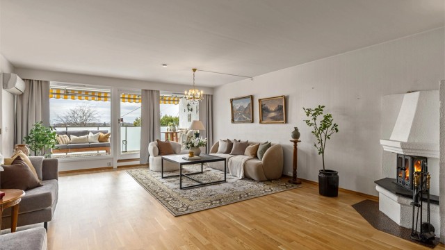 Peisen fungerer som en god soneavdeler mellom stue/spisestue, i tillegg til at den gir god varme på de kaldeste vinterdagene