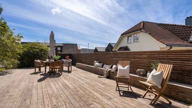 Gode solforhold hele dagen på terrassen og rundt eiendommen.