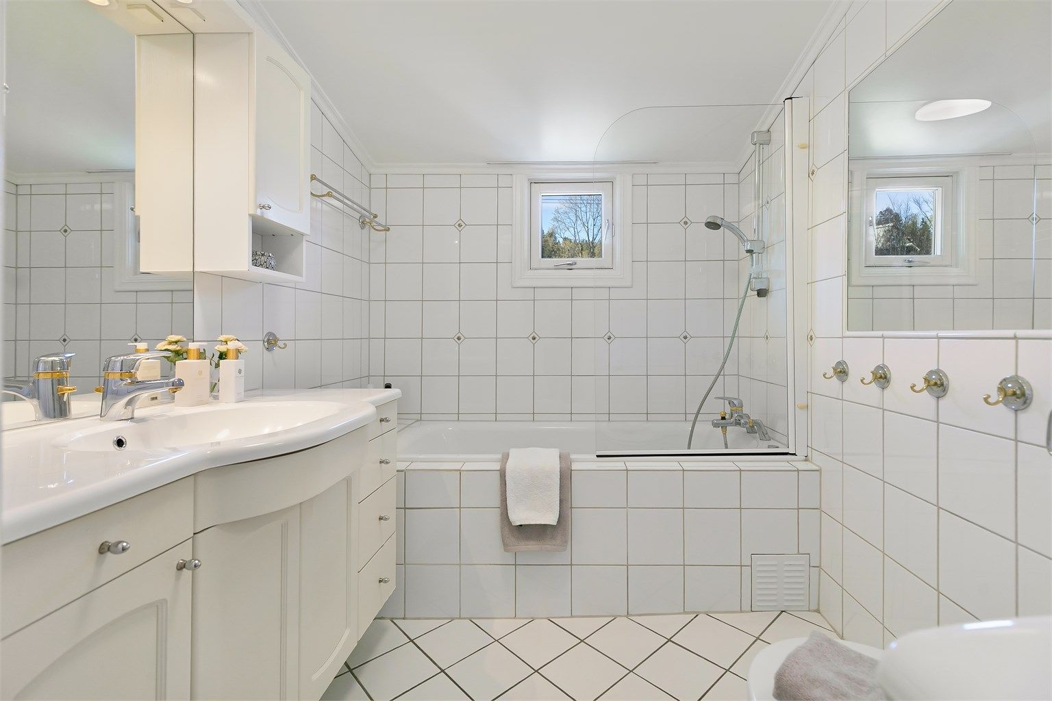 Flislagt baderom med badekar