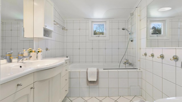 Flislagt baderom med badekar