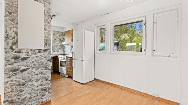 Ved kjøkkenet er det også areal til en liten frokostspiseplass