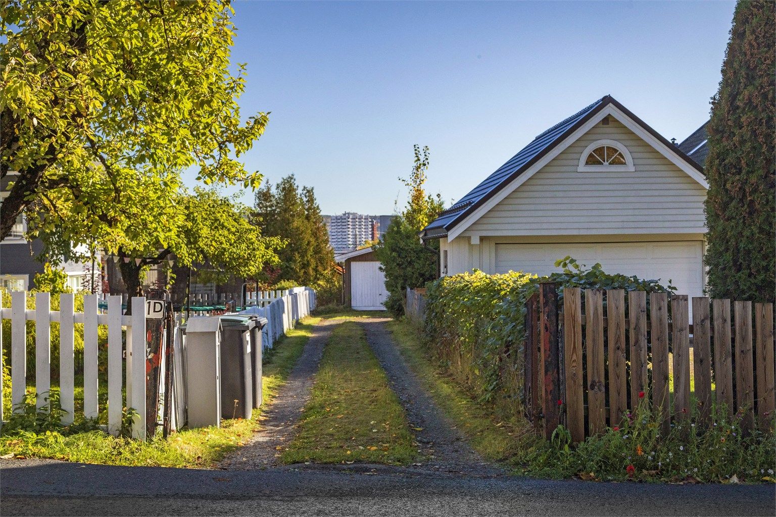 Eiendommen ligger tilbaketrukket til i et rolig og etablert nabolag på Refstad.