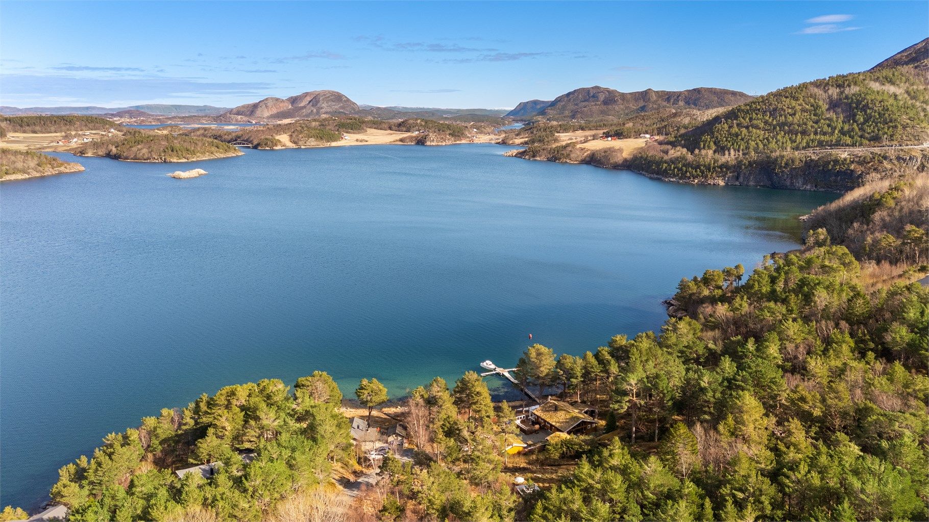 Ørland og Fosen-regionen er kjent for sin storslåtte natur med kystlandskap, øyer, fjorder og gode turmuligheter. Her får du en kombinasjon av landlig ro, nærhet til havet og et aktivt lokalsamfunn. 