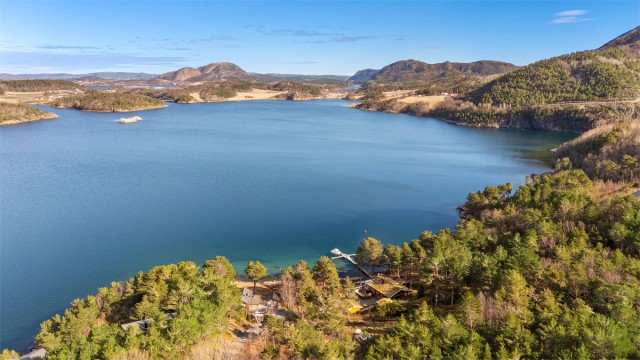 Ørland og Fosen-regionen er kjent for sin storslåtte natur med kystlandskap, øyer, fjorder og gode turmuligheter. Her får du en kombinasjon av landlig ro, nærhet til havet og et aktivt lokalsamfunn.