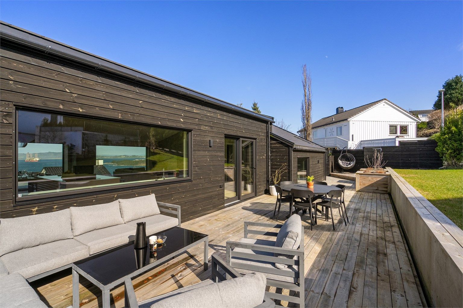 Det er god plass til utemøbler, trampoline, grill m.m. Her kan man nyte lange dager. 