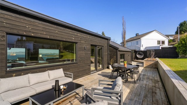Det er god plass til utemøbler, trampoline, grill m.m. Her kan man nyte lange dager.