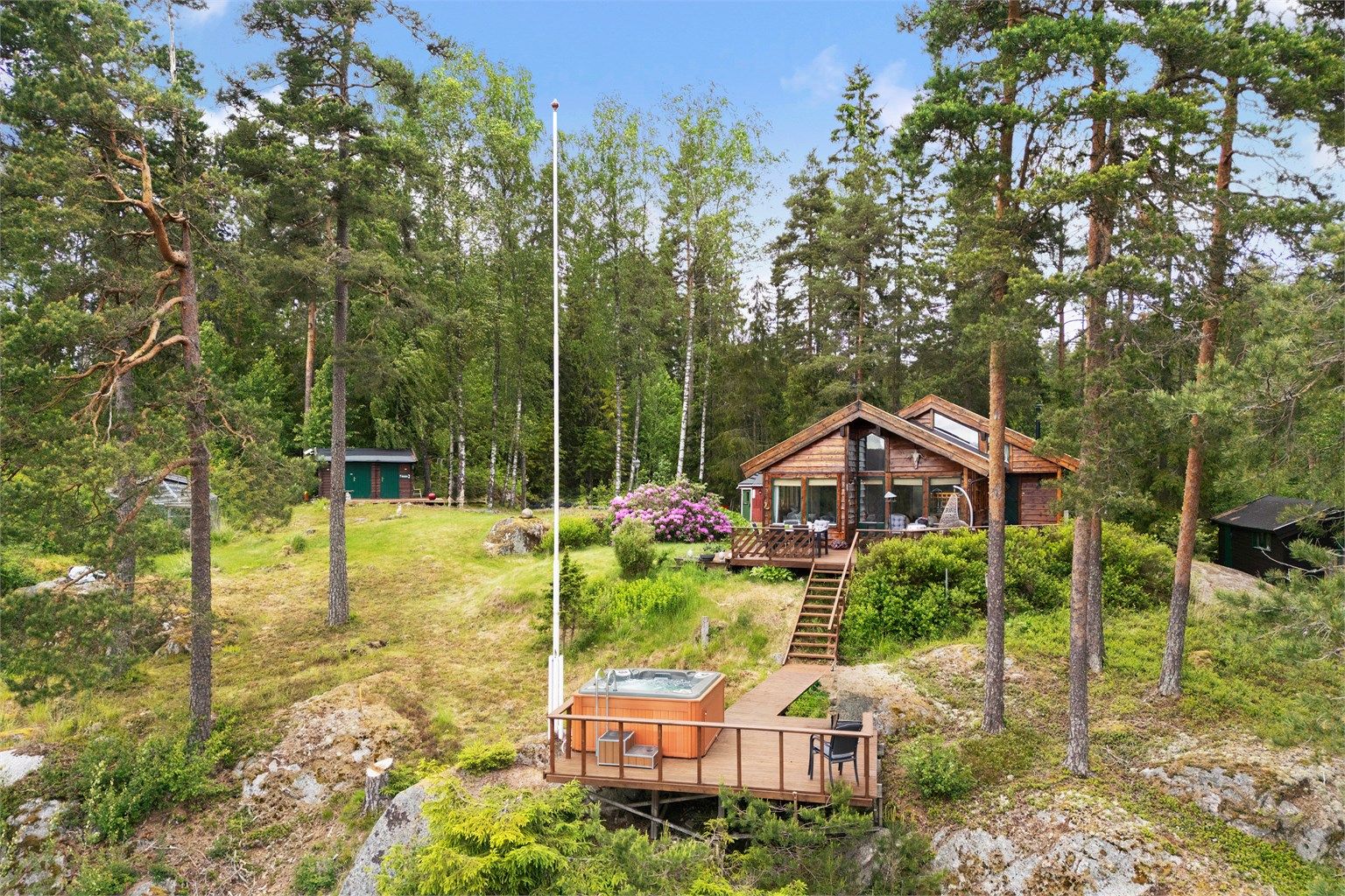 Landskaugveien 341 - Her får du tilgang til tre tomter, flott hytte, anneks, uthus, hønsehus, etc. 