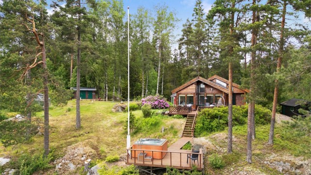 Landskaugveien 341 - Her får du tilgang til tre tomter, flott hytte, anneks, uthus, hønsehus, etc.