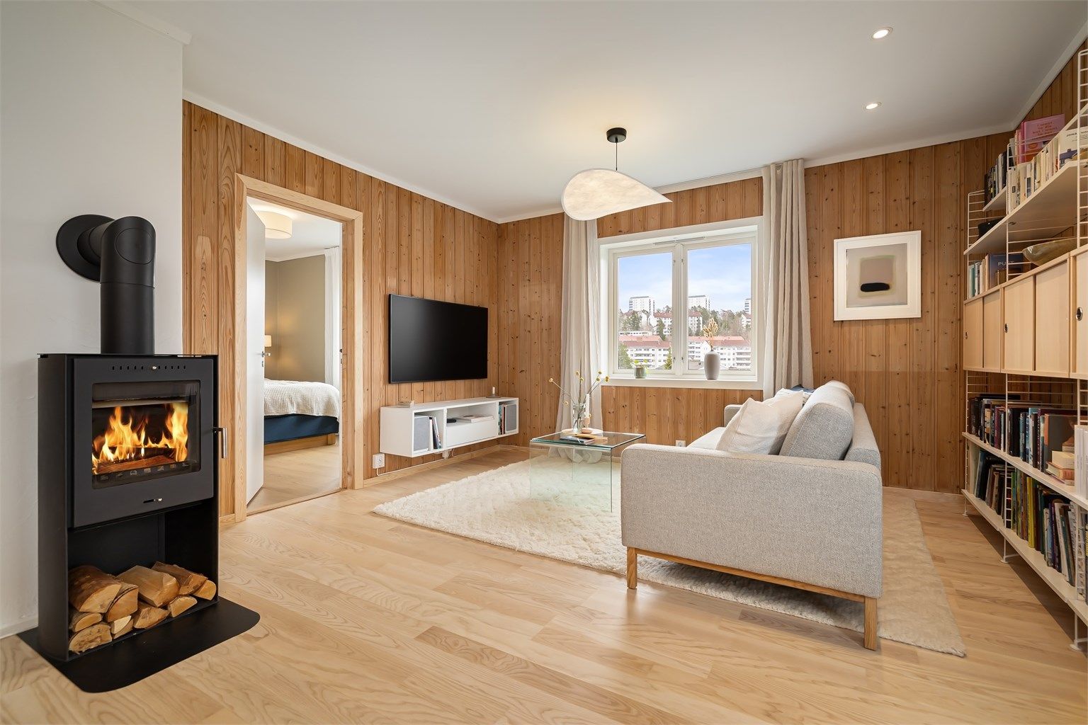 Romslig stue med en spennende utforming som byr på flere møbleringsmuligheter