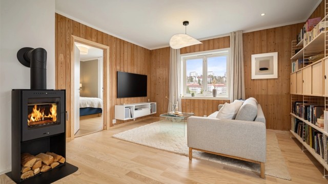 Romslig stue med en spennende utforming som byr på flere møbleringsmuligheter