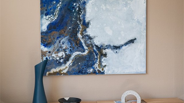 Leiligheten har et moderne inntrykk med lyse og pene flater