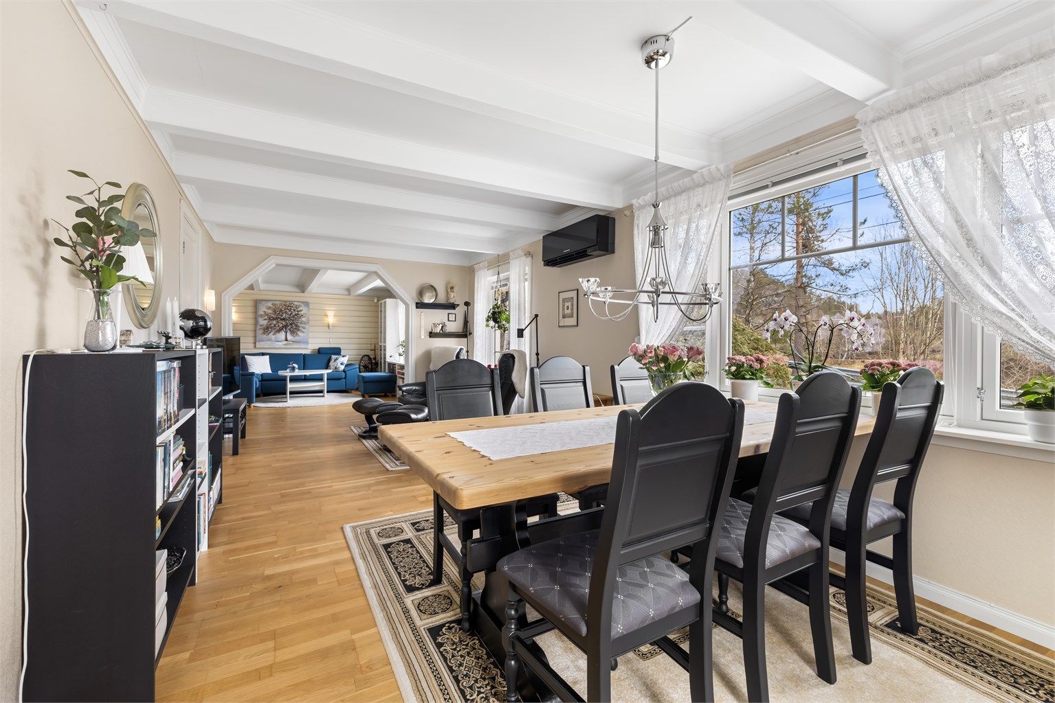 Spisestue og god plass for møblementer
