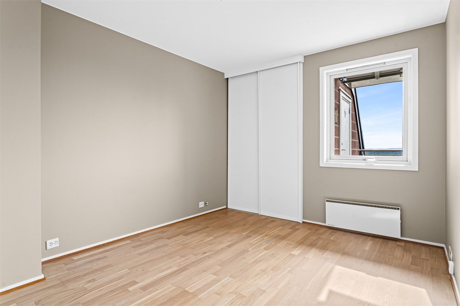 Soverommet er av god størrelse med god plass til dobbeltseng og nattbord.