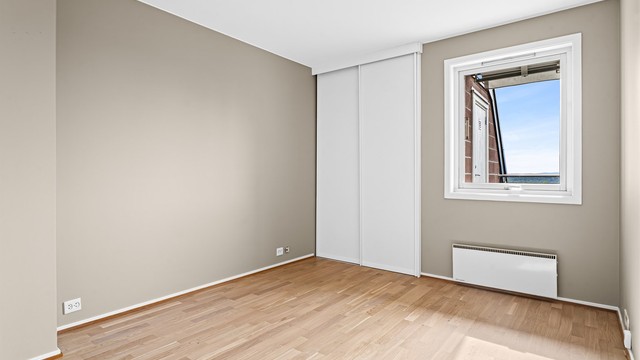 Soverommet er av god størrelse med god plass til dobbeltseng og nattbord.