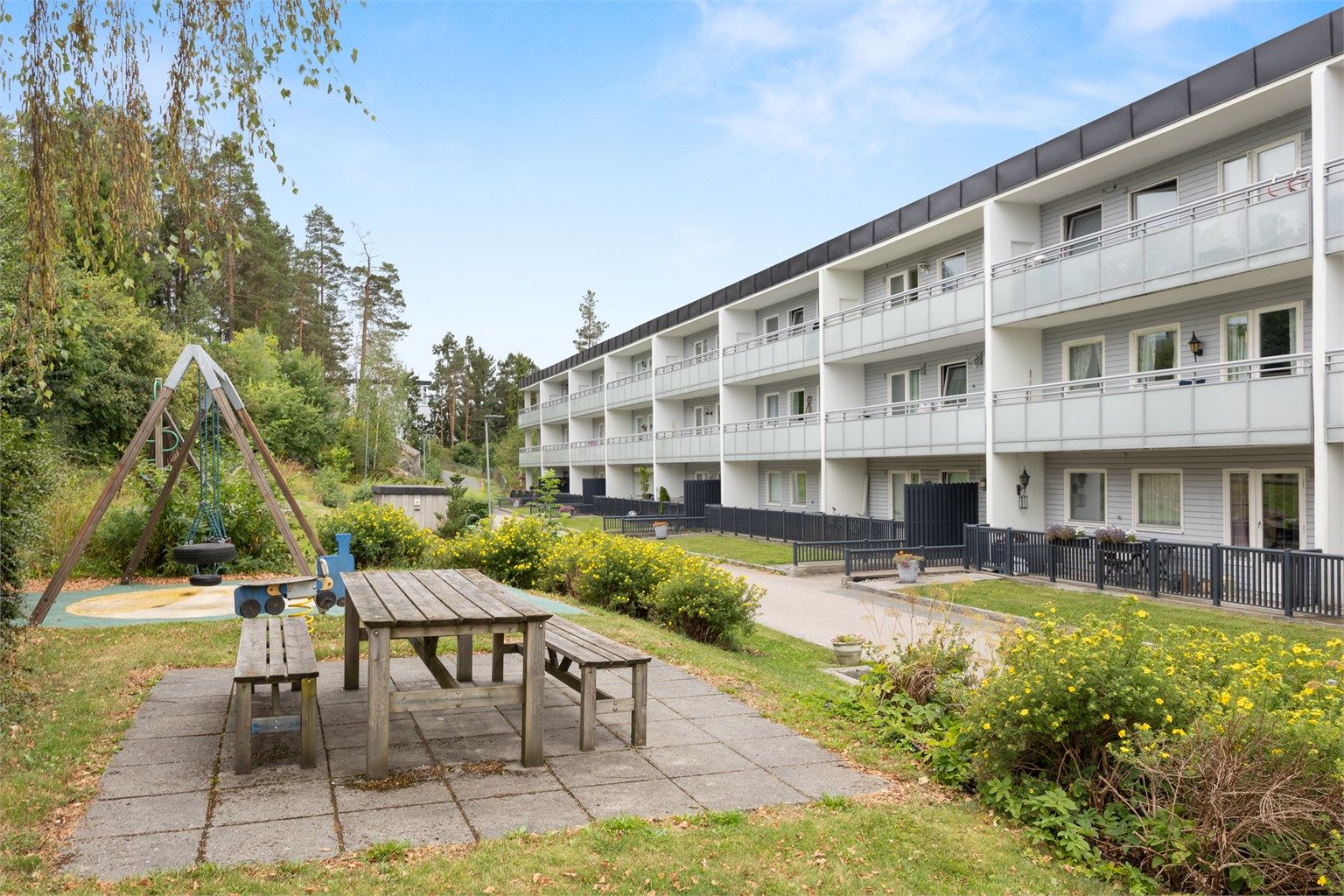 Pent opparbeidete fellesarealer med blant annet diverse sittegrupper, gressplen, beplantninger, m.m.