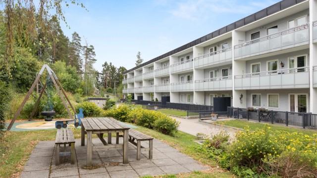 Pent opparbeidete fellesarealer med blant annet diverse sittegrupper, gressplen, beplantninger, m.m.