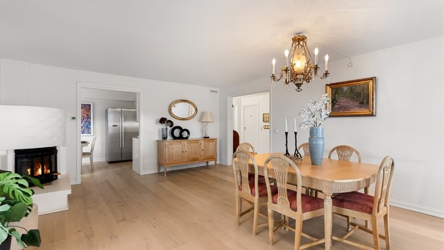 Leiligheten har peis, garasjeplass med lader og det er heis i bygget