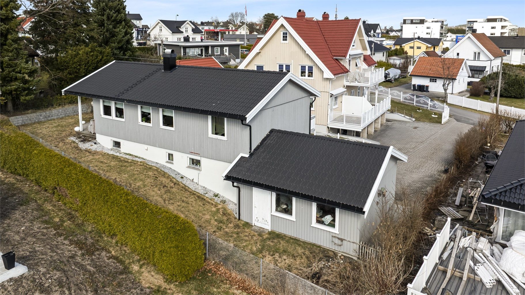 Enebolig med en barnevennlig beliggenhet i en rolig blindvei på Haukerød. Taket ble lagt om med ny takstein i 2018.