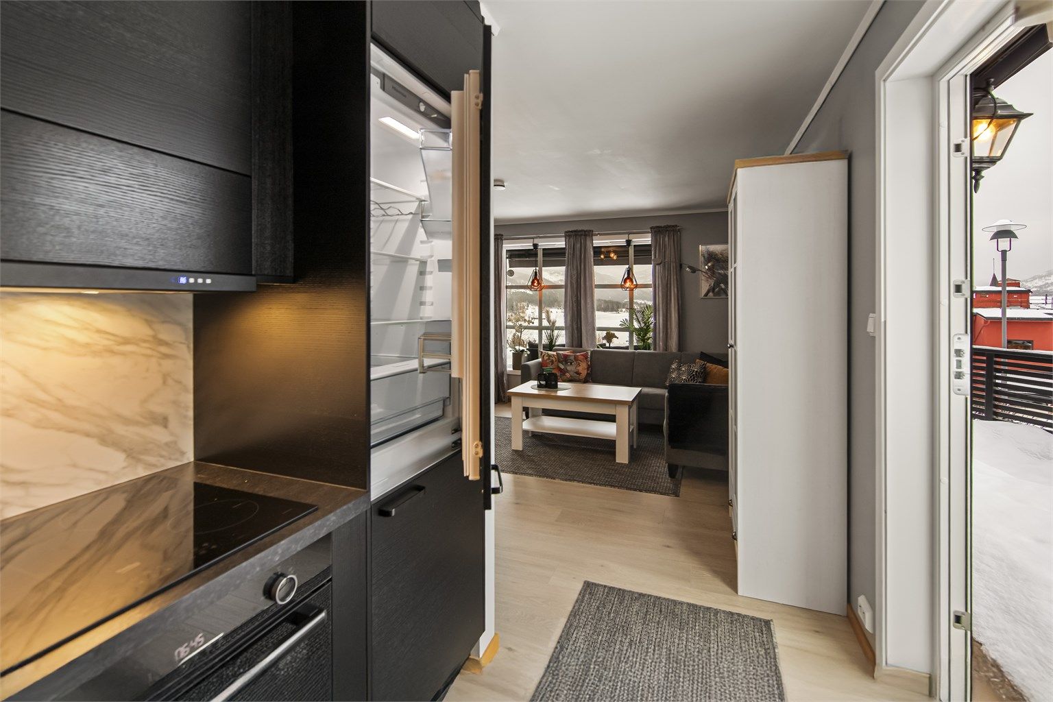 Det er etablert utgang fra kjøkkenet til den store og solrike terrassen