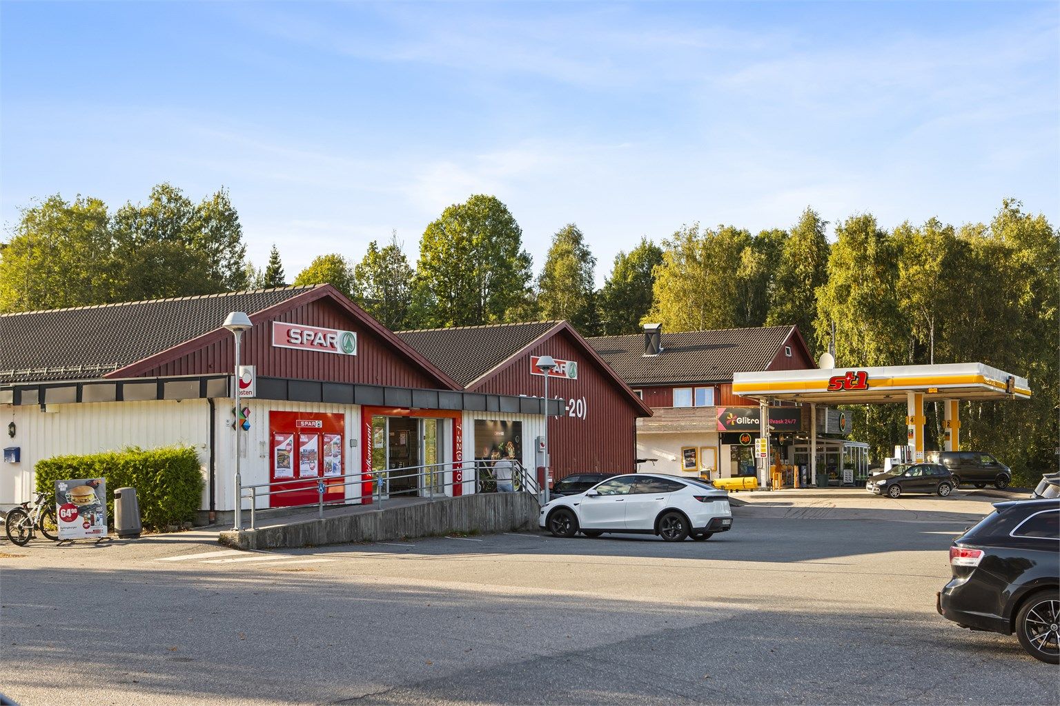 Dagligvarehandelen gjøres enkelt på den lokale SPAR-butikken i Kodal sentrum.