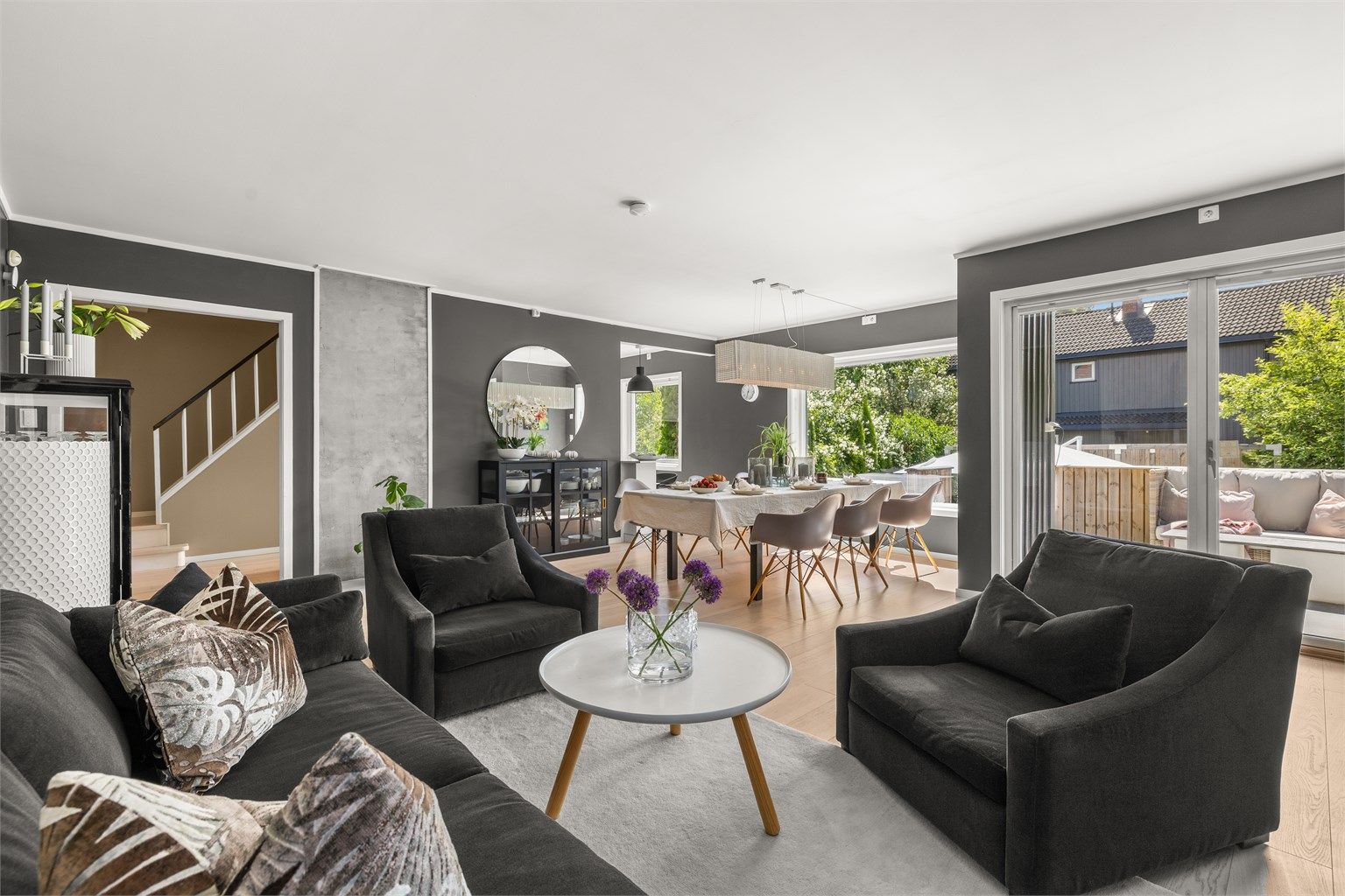 Romslig stue og spisestue som ble pusset opp i 2015 med bl.a. 1-stavs parkett med gulvvarme, samt at det også er varmepumpe i rommet fra 2022. Store sydvendte glassflater ut mot den praktfulle hagen