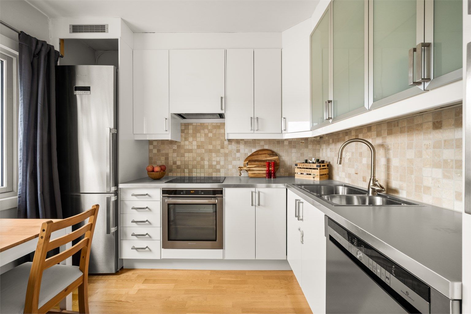 Separat kjøkken med praktisk L-formet innredning fra IKEA.
Foto: Martine Eren Jacobsen