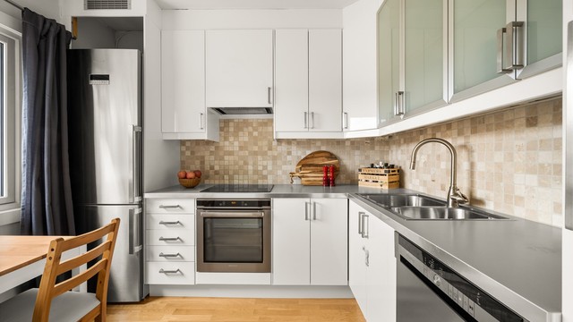 Separat kjøkken med praktisk L-formet innredning fra IKEA.
Foto: Martine Eren Jacobsen