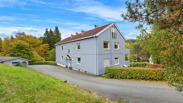 Eiendommen har en tilbaketrukket og rolig beliggenhet i Linjevegen.