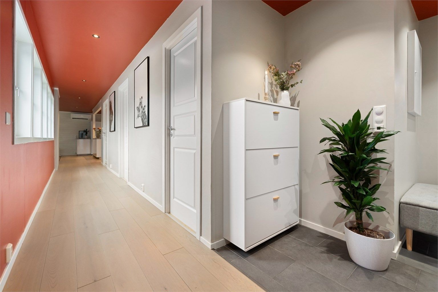 Gang med adkomst fra entré - lys gang med mye naturlig lys inn - downlights i himling