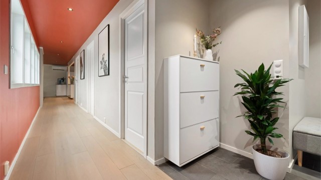 Gang med adkomst fra entré - lys gang med mye naturlig lys inn - downlights i himling