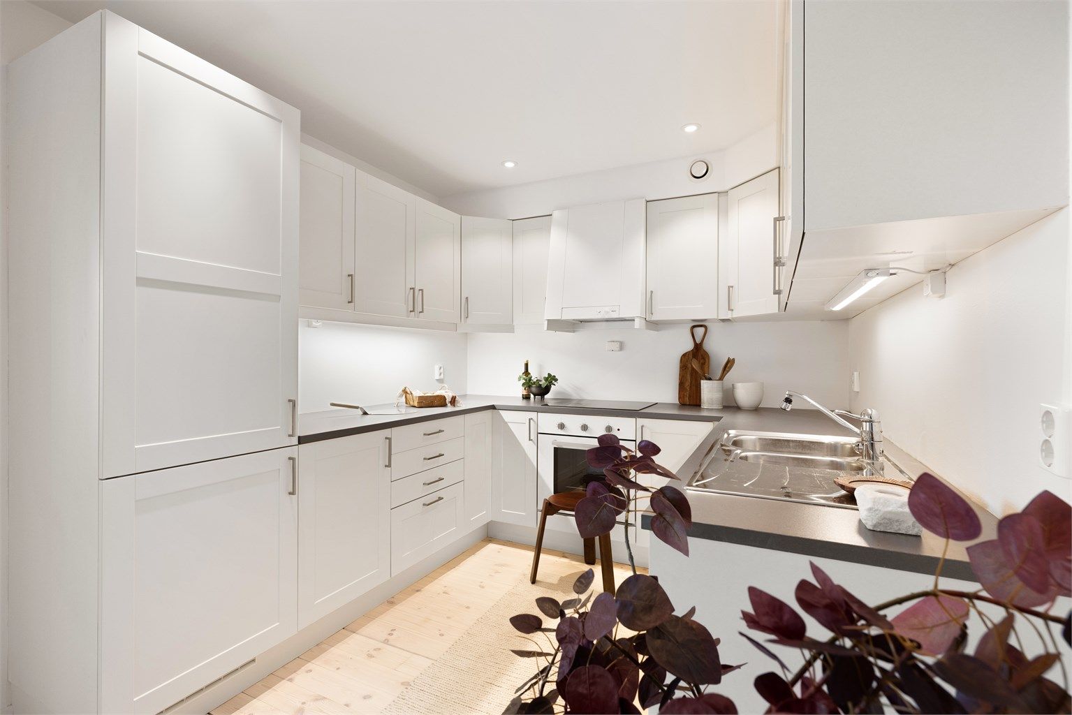Hvitevarene på kjøkkenet er alle integrert. Oppvaskmaskinen er fra Gorenje, de øvrige fra Whirlpool. Automatisk lekkasjedeteksjon bør monteres.