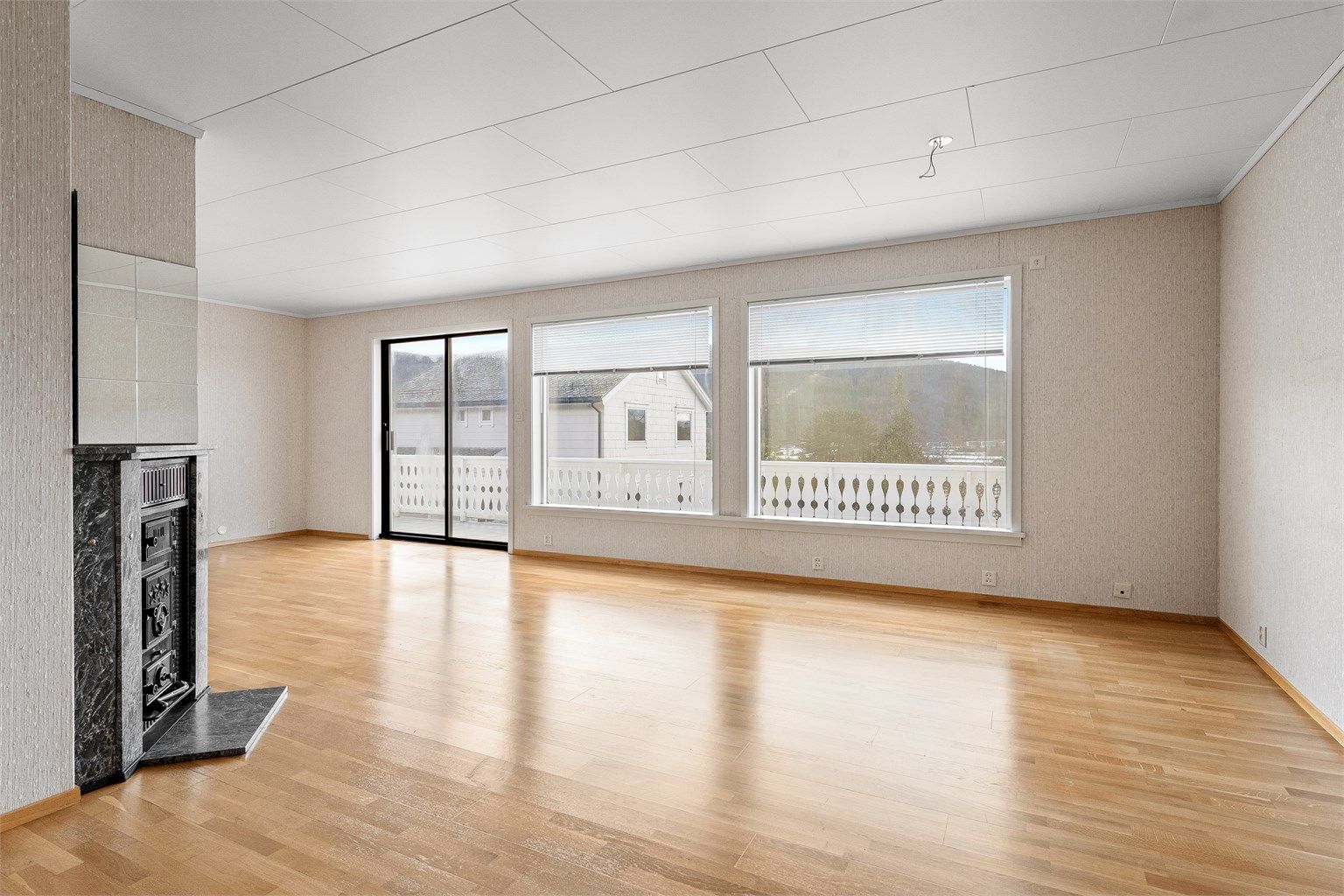 Stuen i eneboligens hovedetasje har parkett på gulvet og direkte utgang til den store terrassen, noe som skaper en fin flyt mellom inne- og uterom