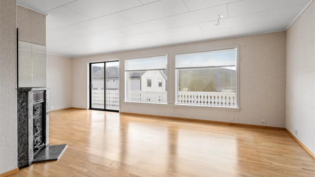 Stuen i eneboligens hovedetasje har parkett på gulvet og direkte utgang til den store terrassen, noe som skaper en fin flyt mellom inne- og uterom