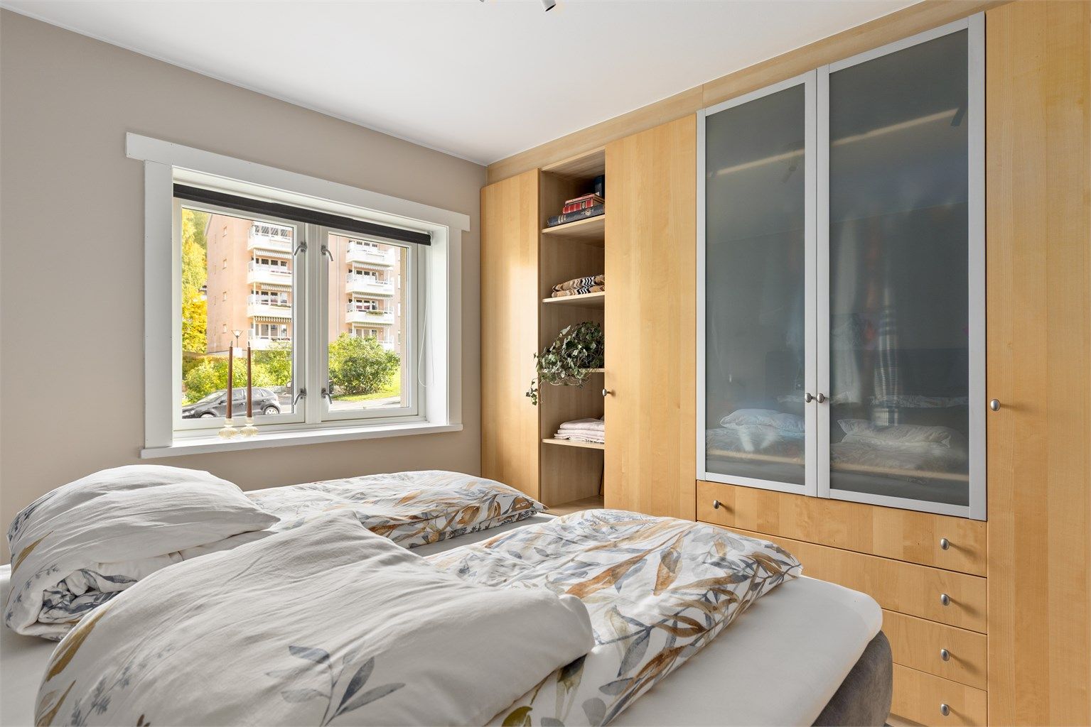 Rommet er av god størrelse med god garderobe- og oppbevaringsplass.