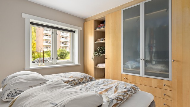 Rommet er av god størrelse med god garderobe- og oppbevaringsplass.