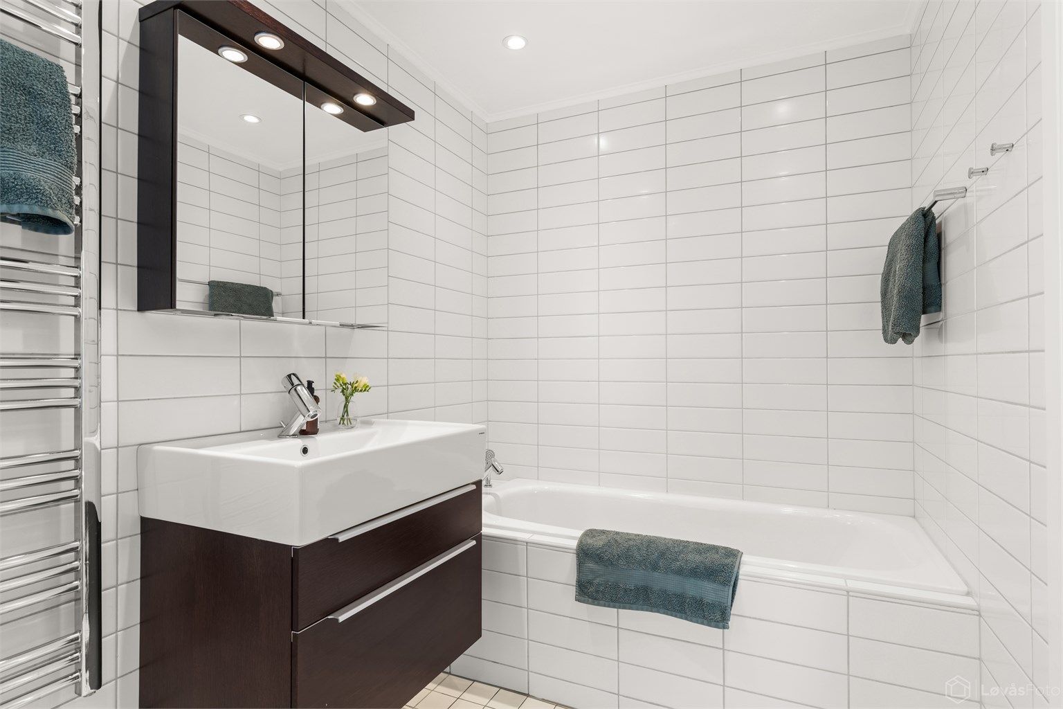 Badet har både badekar og dusj