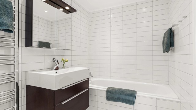 Badet har både badekar og dusj