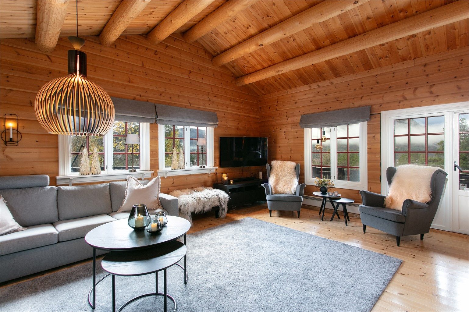 Romslig stue med god takøyde. Utgang til stor terrasse