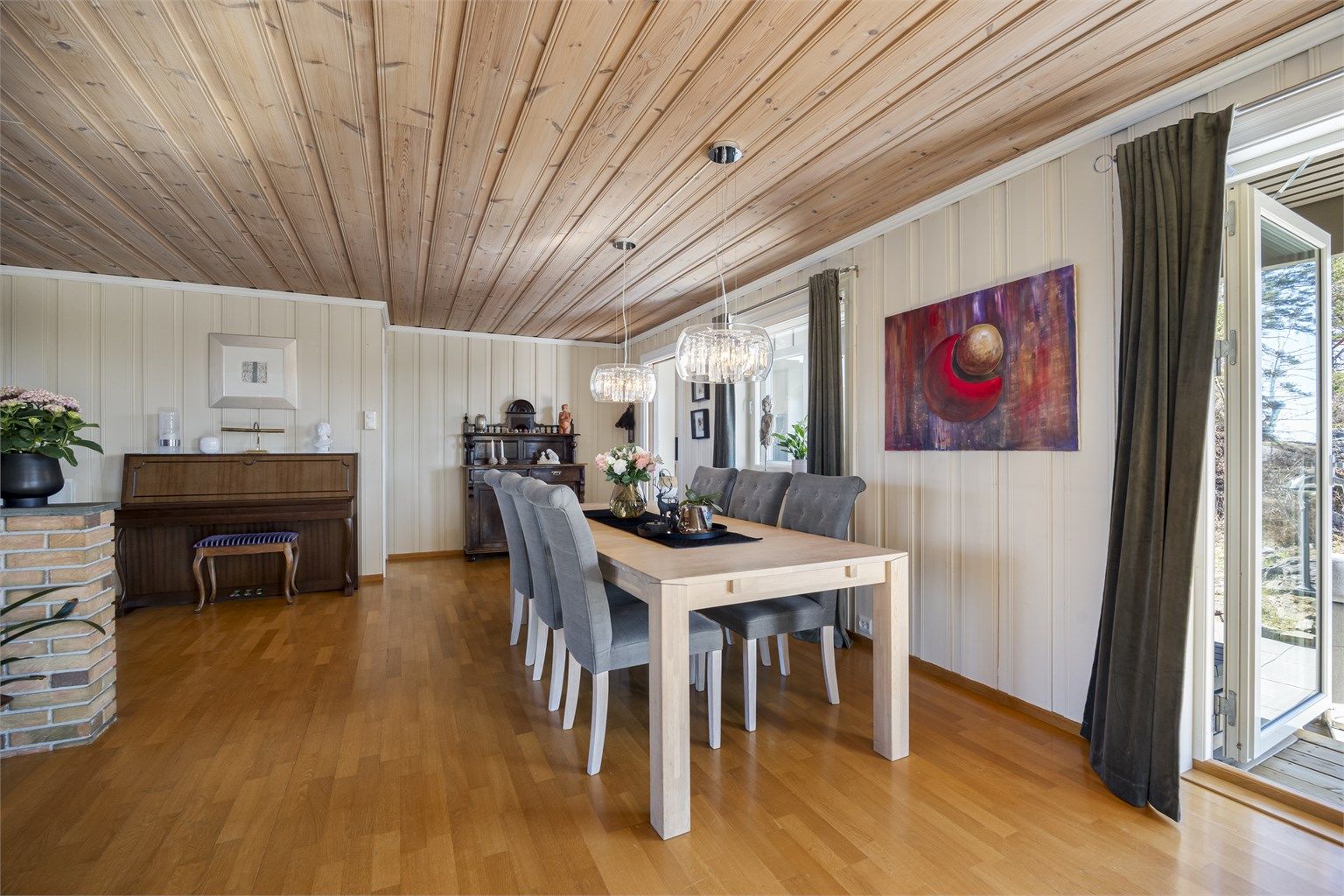 I tilknytning til stuen er det en egen spisestuedel med plass til langbord. Herfra er det direkte utgang til den store terrassen og hage.