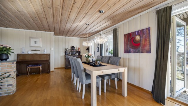 I tilknytning til stuen er det en egen spisestuedel med plass til langbord. Herfra er det direkte utgang til den store terrassen og hage.