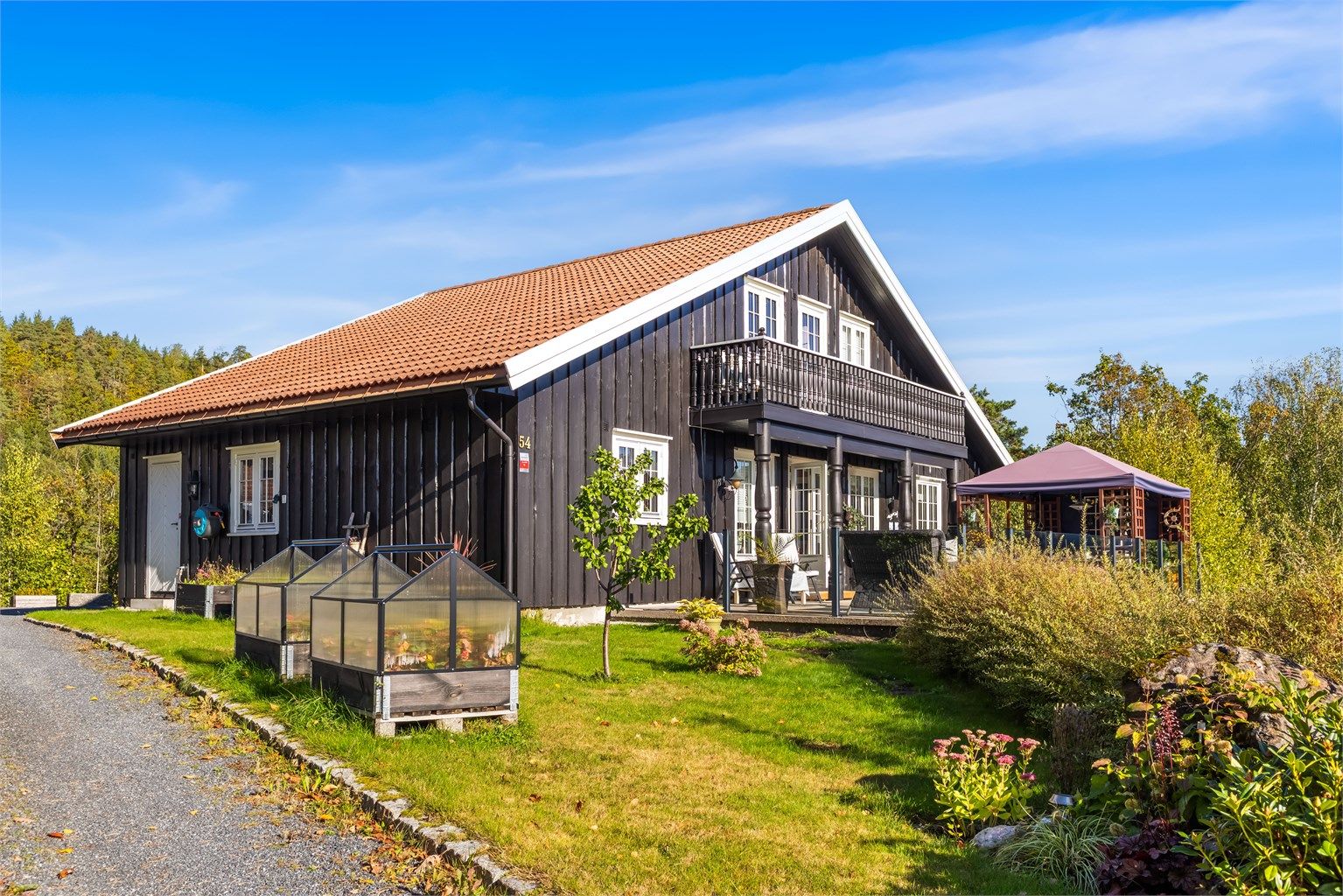 Nydelig plassert på en høyde med fri utsikt. Endetomt med usjenerte omgivelser. 