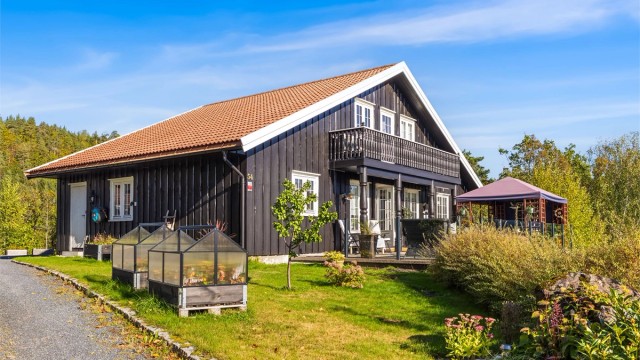 Nydelig plassert på en høyde med fri utsikt. Endetomt med usjenerte omgivelser.