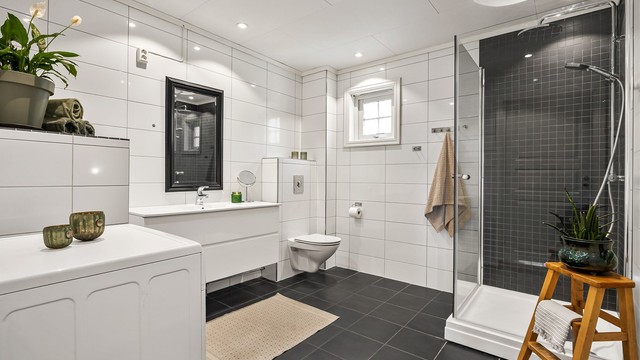 Dusjhjørne med dusjkar i bunn, dusjdører av glass samt regnfallsdusj (dusj fra 2024).