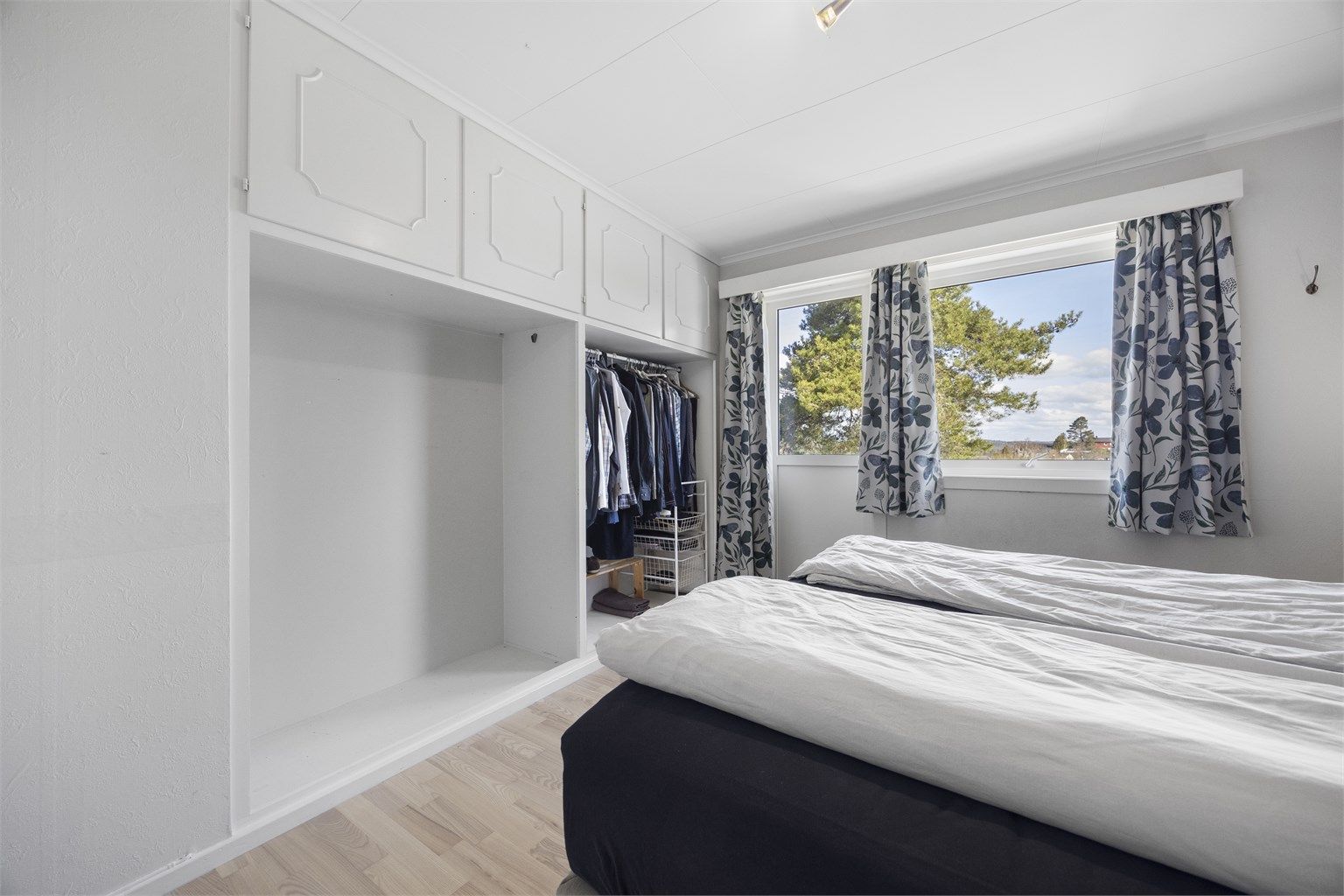 Godt med oppbevaringsplass i garderobeskap på hovedsoverommet.