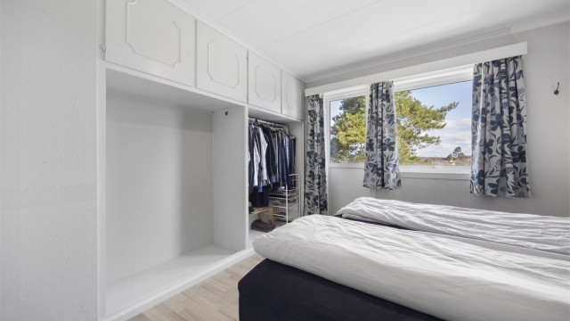 Godt med oppbevaringsplass i garderobeskap på hovedsoverommet.