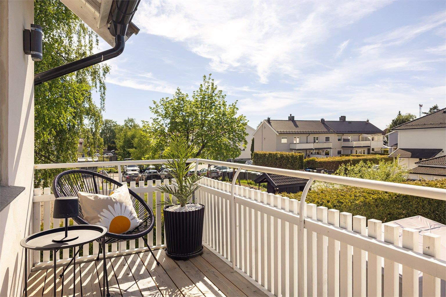 Fra stuen er det utgang til en sørvendt balkong med plass til en sittegruppe. Herlige solforhold med lite innsyn.