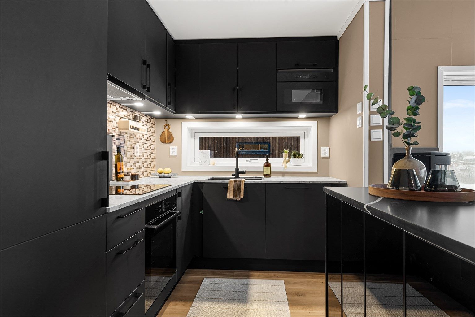 Kjøleskap med fryser, oppvaskmaskin, stekeovn, mikrobølgeovn og platetopp. Vegghengt ventilator. Komfyrvakt tilkoblet platetopp.