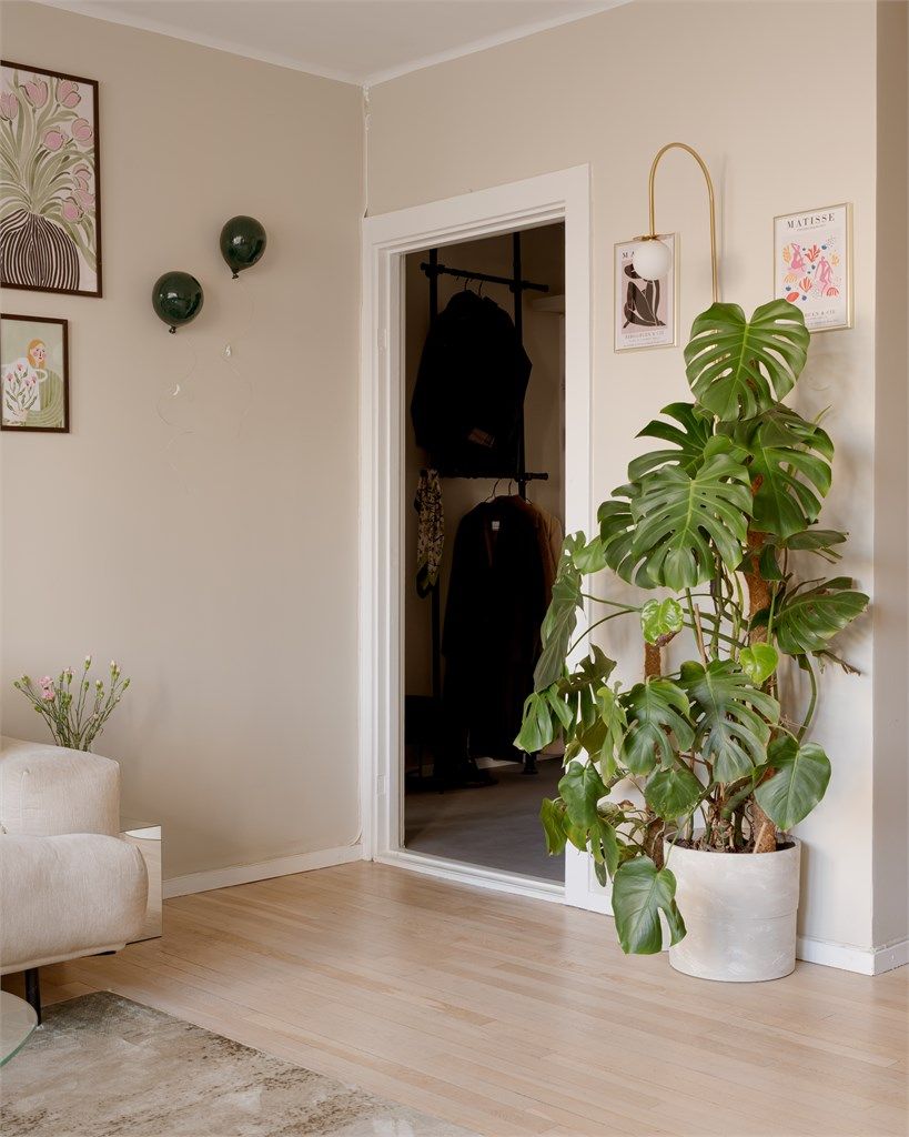 Et blikk fra stuen mot entréen viser den gode sammenhengen mellom rommene.