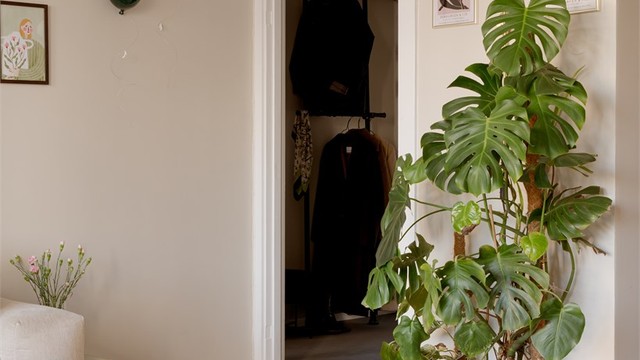 Et blikk fra stuen mot entréen viser den gode sammenhengen mellom rommene.