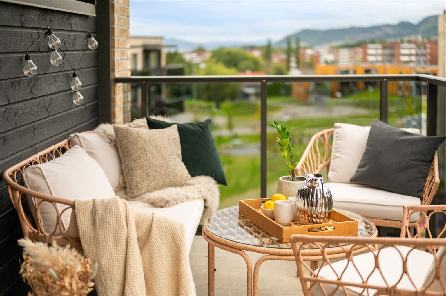 Balkongen er delvis overbygd og vil på sommerstid oppleves som en fin forlengelse av stuen. 